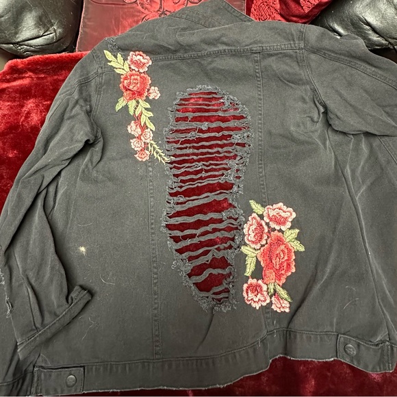 Fall ready 🍁Distressed Rose Embroidered Denim Jacked - Picture 8 of 8